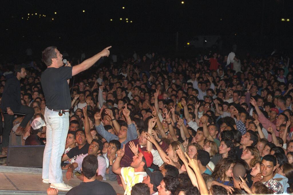 Shlomo Artzi performing before a large audience