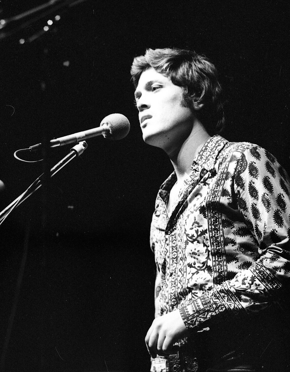 Shlomo Artzi performing
